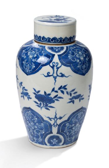 Chine XIXe siècle Pot à thé sous couvercle en porcelaine bleublanc, à décor de fleurs...