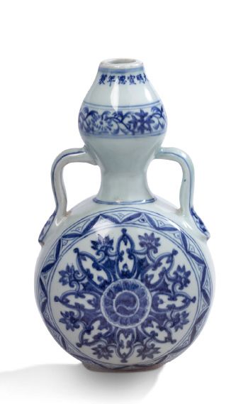 CHINE XXe siècle Blue-white porcelain double gourd vase with two handles, decorated...