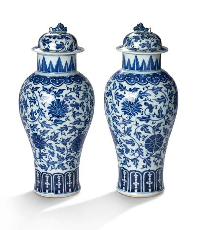 CHINE PREMIÈRE MOITIÉ-MILIEU DU XXe SIÈCLE Pair of covered baluster vases in blue-white...