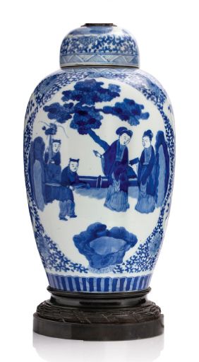 CHINE début XXe siècle Covered ovoid white porcelain vase, decorated in blue with...