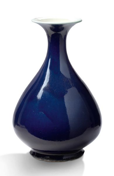 CHINE FIN XIXE SIÈCLE Piriform vase in porcelain enamelled midnight blue, the opening...