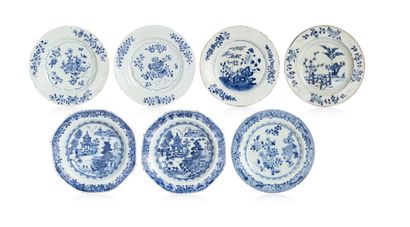 Chine XIXe siècle Set of seven blue-white porcelain plates in circular and poly-lobed...