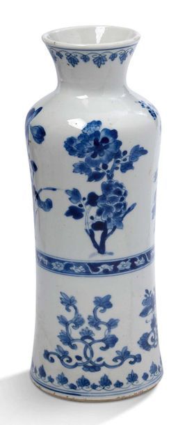 Chine XIXe siècle Vase cylindrique en porcelaine bleu-blanc au col légèrement évasé,...
