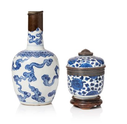 CHINE PÉRIODE KANGXI (1662-1722) 
Lot de deux porcelaines bleu-blanc, comprenant...