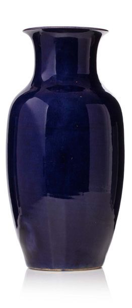 CHINE FIN XIXE SIÈCLE Vase balustre en porcelaine et émail bleu nuit.
H. 35 cm
中国...