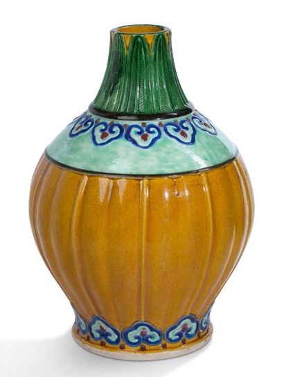 Chine XIXe siècle Vase reprenant la forme d'une citrouille en porcelaine émaillée...