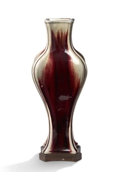 Chine XIXe siècle Vase balustre quadrangulaire polylobé en porcelaine et émail céladon...