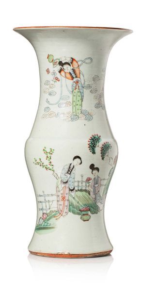 CHINE FIN XIXE-DÉBUT XXE SIÈCLE Vase de type zun, en porcelaine et émaux polychromes,...