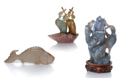 CHINE vers 1900 
Ensemble d'objets en pierres dures comprenant un sujet en quartz...