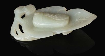 CHINE FIN XIXE SIÈCLE Sujet en jade céladon, sculpté en forme de feuille de pêche,...