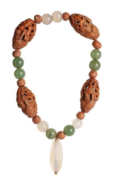 CHINE XXe siècle Bracelet avec perles en pierres dures vertes et blanches translucides,...