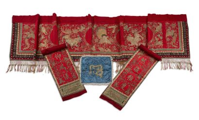 CHINE FIN XIXE SIÈCLE Ensemble de trois textiles en soie rouge brodée aux fils dorés...