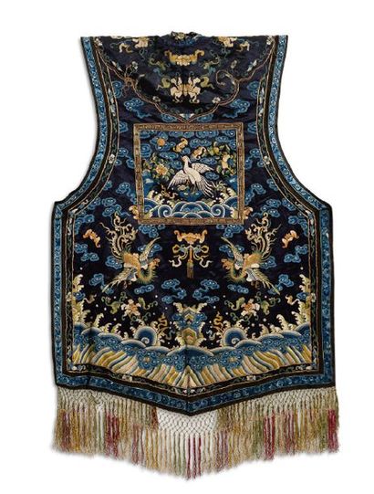 Chine XIXe siècle Veste sans manches en soie et lin brodés de fils polychromes sur...