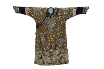 Chine XIXe siècle Robe en soie et lin brodé de fils en camaïeu de bleu et polychrome,...