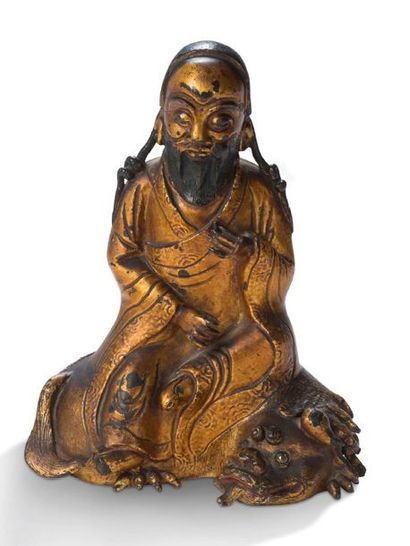 Chine XIXe siècle Sujet en bronze laqué or représentant un Immortel taoïste assis...