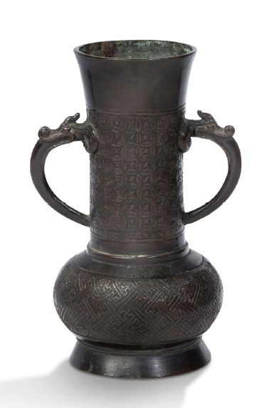 Chine XIXe siècle Petit vase pansu à long col en bronze de patine brune, à décor...