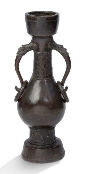 Chine, début des Ming Vase piriforme reposant sur un pied tronconique en bronze de...