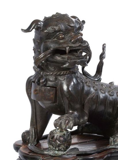 CHINE XVIIIE-XIXE SIÈCLE Fô Dog forming a perfume burner, made of bronze with a brown...