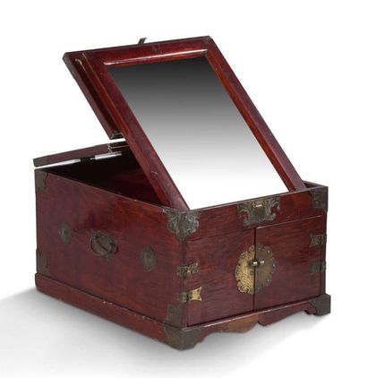 CHINE début XXe siècle Small travel dressing table in wood with a brown-red patina,...
