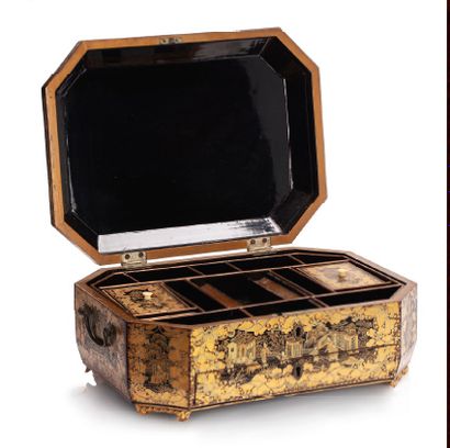 CHINE FIN XIXE SIÈCLE An octagonal, elongated, gold lacquered wooden work box with...