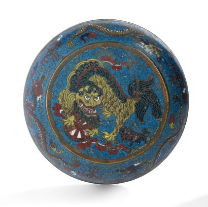 CHINE, XIXe siècle Boîte circulaire en cuivre et émaux cloisonnés, à décor de dragons...