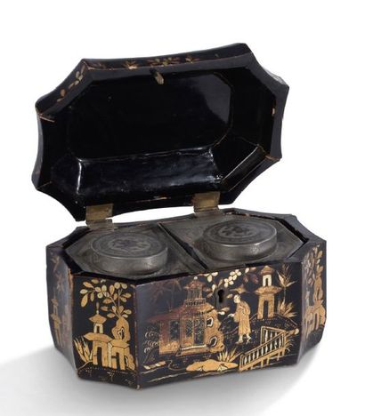 CHINE CANTON, VERS 1900 
Floral tea box in black lacquer, decorated with gold figures...