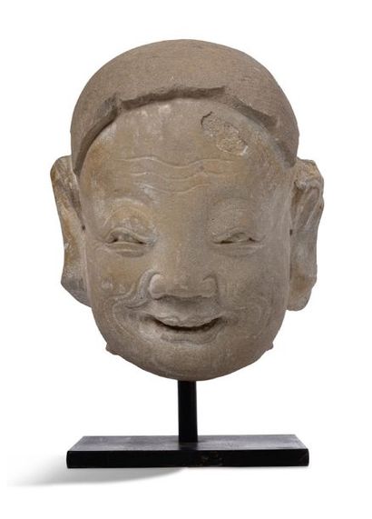 CHINE FIN XVIIIE-DÉBUT XIXE SIÈCLE Head in grey Guangdong sandstone depicting a smiling...