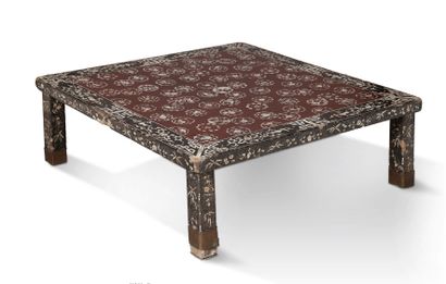 CHINE PÉRIODE KANGXI (1662-1722) 
Table basse carrée en laque et incrustations de...