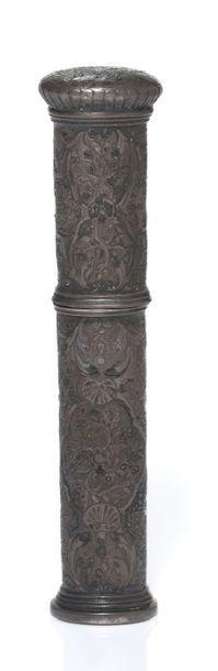 CHINE VERS 1880 
Petit étui cylindrique en argent, à décor incisé de rinceaux floraux...