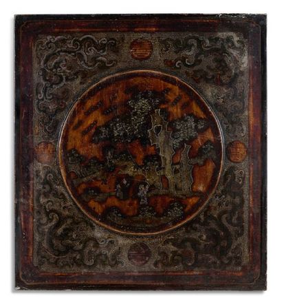 CHINE XVIIIe siècle Panneau quadrangulaire en bois laqué et incrusté de nacre et...