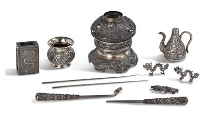 VIETNAM XIXe siècle Nécessaire à opium en argent à décor en repoussé de dragons comprenant...