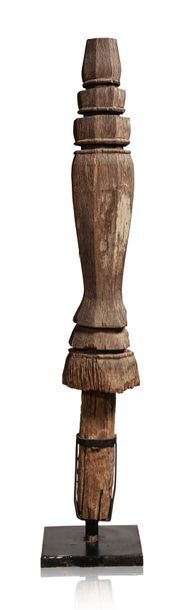 BORNÉO, KALIMANTAN DU SUD, INDONÉSIE XIXe-XXe SIÈCLE Pilier en bois dur sculpté indiquant...