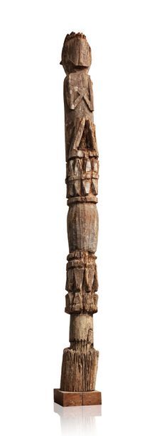 BORNÉO, OUEST KALIMANTAN, INDONÉSIE Hempatung en bois très érodé et sculpté d'un...