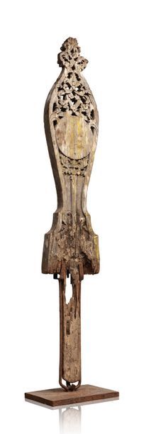 BORNÉO, KALIMANTAN, INDONÉSIE FIN XIXe SIÈCLE Stèle en bois dur sculpté et incisé...