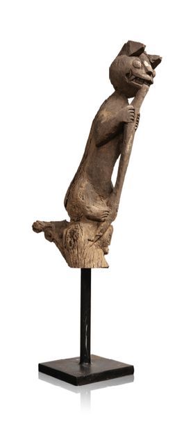 ILE DE BORNÉO, SUD-EST DE KALIMANTAN, INDONÉSIE Poteau dit Sepundu en bois dur sculpté...