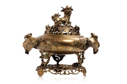 Vietnam vers 1900 
Brûle-parfum tripode couvert, en bronze de patine dorée, le couvercle,...