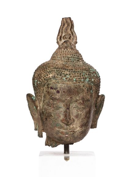 SIAM, DE STYLE UTONG XIXe SIÈCLE Tête de Bouddha en bronze avec traces d'oxydation,...