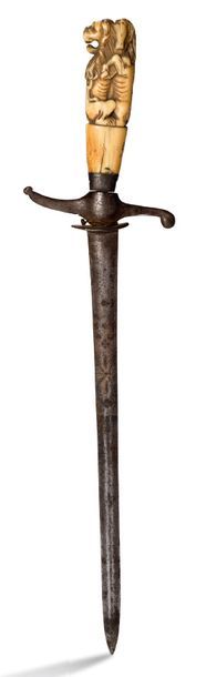 INDE XVIIIe-XIXe SIÈCLE Poignard effilé avec garde en S, le manche en corne sculptée...