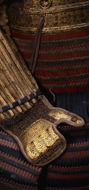 JAPON ÉPOQUE EDO (1603-1868) 
Armure japonaise en fer laqué rouge negoro et or. L'ensemble...