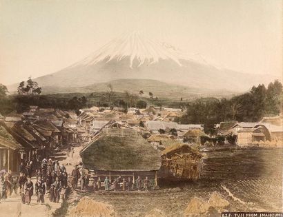 JAPON XIXE SIECLE Album japonais comprenant 38 photos décrivant des scènes de la...