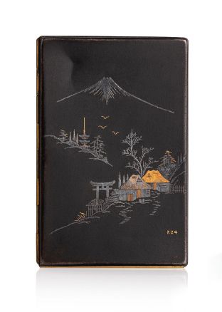 JAPON vers 1900 
Etui à cigarettes, forme rectangulaire, en métal noirci à décor...