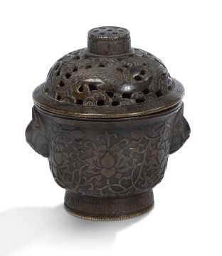 Chine XIXe siècle Petit brûle-parfum en bronze, à décor de fleurs et rinceaux de...