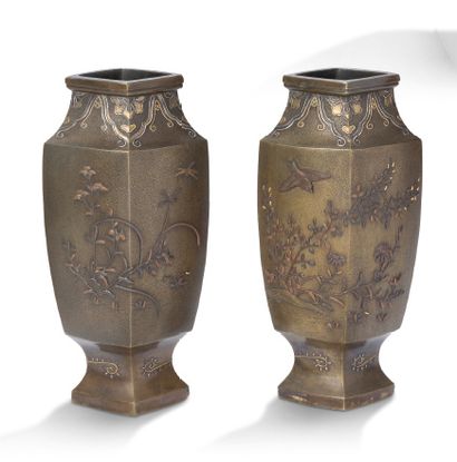 JAPON PÉRIODE MEIJI-TAISHÔ, DÉBUT XXe SIÈCLE Paire de vases en bronze, de section...