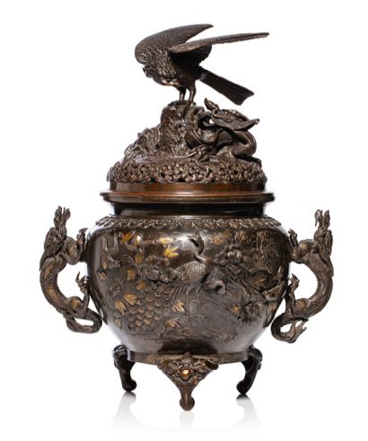 Japon Période Meiji (1868-1912) 
Brûle-parfum tripode en bronze de patine noire à...