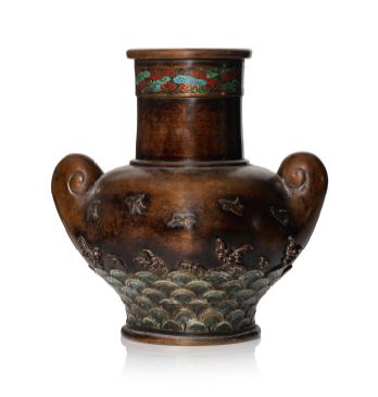 JAPON VERS 1900-1920 
Vase en bronze de patine brune, à large panse et haut col droit,...