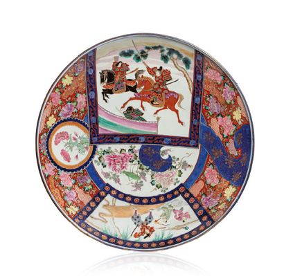 JAPON PÉRIODE MEIJI, VERS 1900 
Grand plat en porcelaine orné d'une juxtaposition...