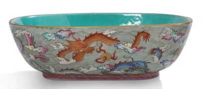 Chine XIXe siècle Coupe ovale en porcelaine et émaux de la famille rose à décor de...
