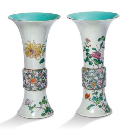 CHINE PÉRIODE RÉPUBLIQUE (1912-1949) 
Paire de vases Gu en porcelaine et émaux de...