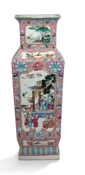 Chine XIXe siècle Grand vase balustre quadrangulaire en porcelaine et émaux famille...