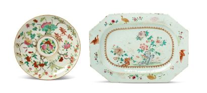 CHINE XVIIIe ET XIXe SIÈCLE Lot de deux porcelaines à décor en émaux de la famille...